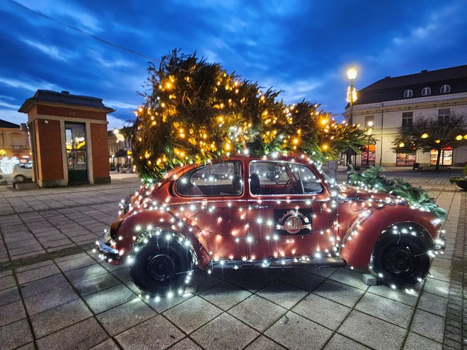 Blagdanski ukrašena VW Buba ove će godine biti posebna atrakcija/Foto: Nikica Puhalo/MojPortal.hr