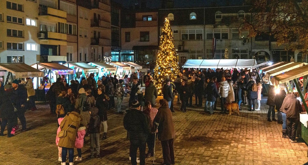 Fotografija: I ove godine Božićni sajmovi održat će na središnjem gradskom trgu/ Foto: Zoom Garešnica