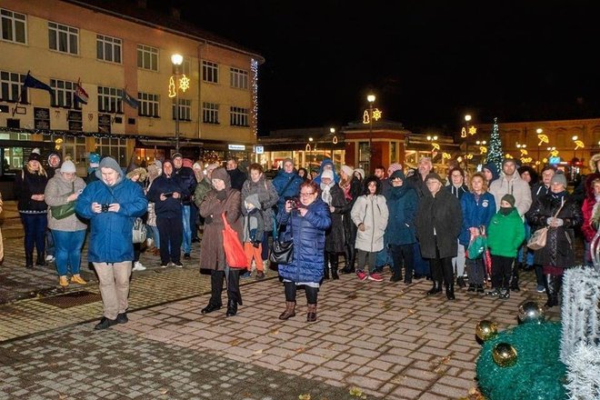 Daruvarčani na ceremoniji paljenja prve adventske svijeće/Foto: Predrag Uskoković/Grad Daruvar