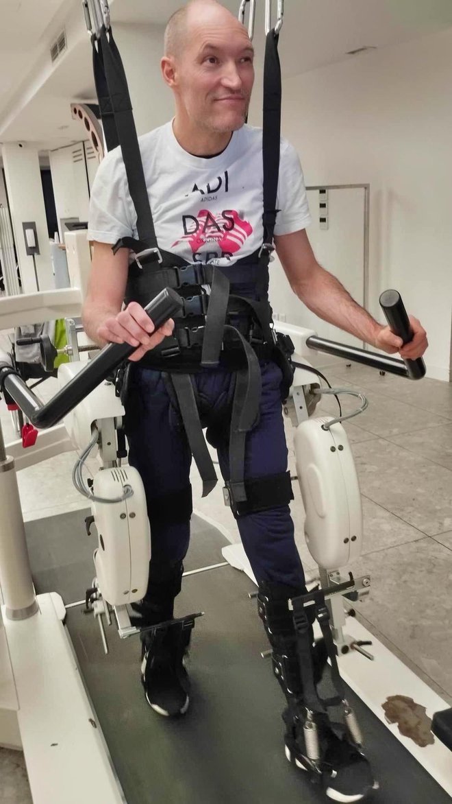Eniz na robotskim rehabilitacijskim vježbama/Foto: Privatni album