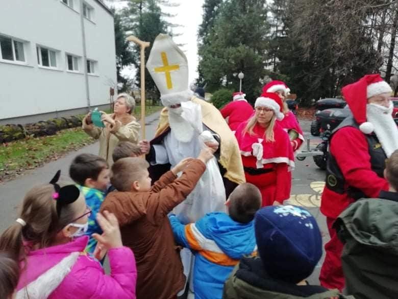Fotografija: Moto Mrazovi i Sveti Nikola ispred OŠ Sirač/Foto: Facebook Općina Sirač