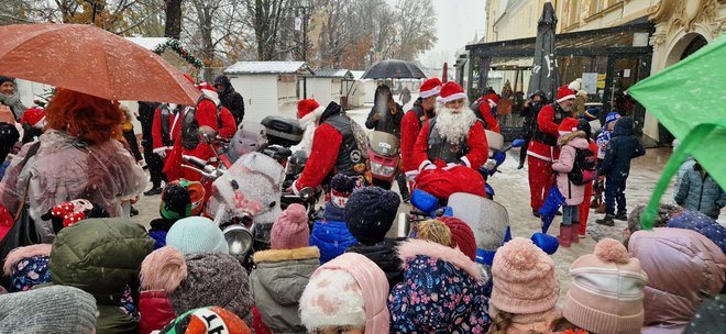Oko 200 mališana okupilo se kod božićnog drvca/ Foto: Grad Bjelovar