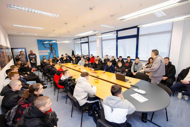 Učenici i nastavnici Tehničke škole Bjelovar na uvodnom predavanju u ABS-u Sisak