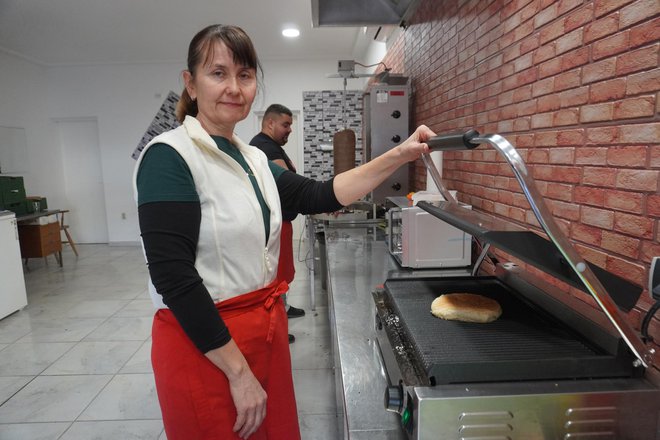 Vesna Nježić priprema lepinje za kebab/ Foto: Tomislav Kukec/ MojPortal.hr