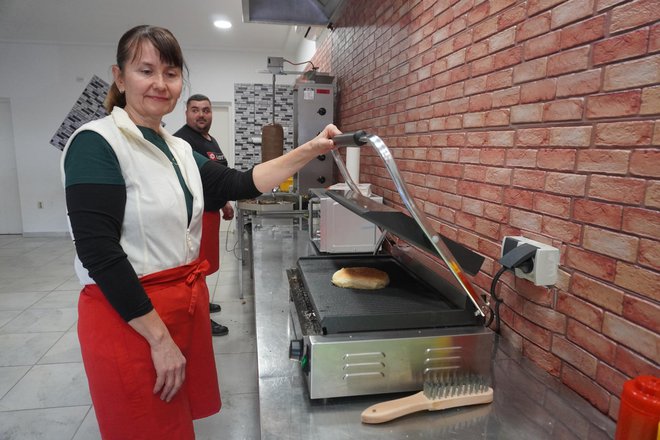 Vesna Nježić priprema lepinje za kebab/ Foto: Tomislav Kukec/ MojPortal.hr
