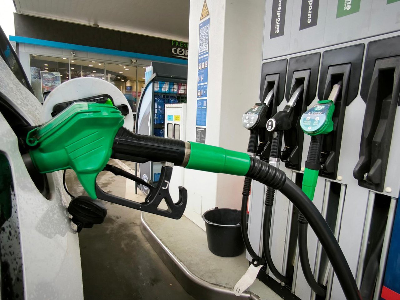 Fotografija: Od ponoći vrijede nove, nize cijene goriva na benzinskim postajama/ Foto: Zeljko Hajdinjak/CROPIX