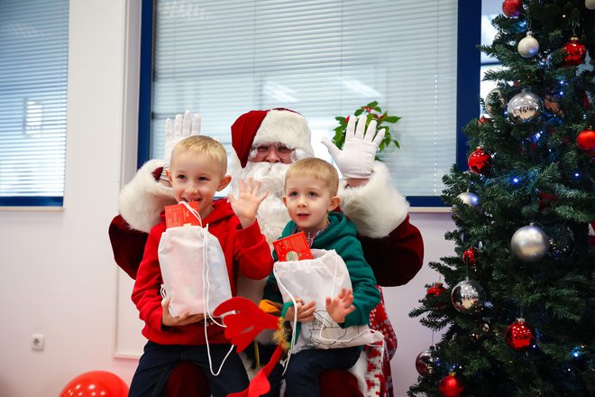 Djecu zaposlenika je razveselio Djed Božićnjak/Foto: ABS Sisak