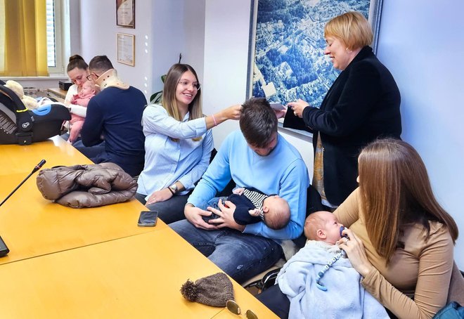 Dogradonačelnica Vanda Cegledi podijelila je novčane naknade za bebe/Foto: Nikica Puhalo/MojPortal.hr