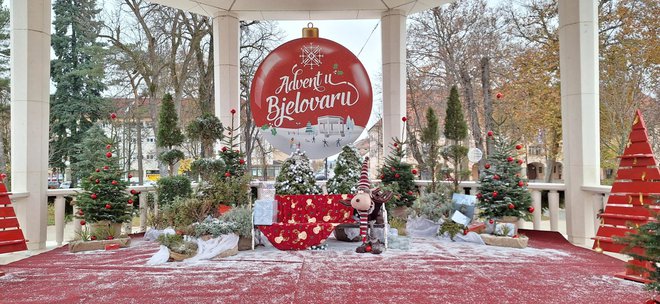 Paviljon u božićnom ruhu u Bjelovaru/ Foto: Deni Marčinković