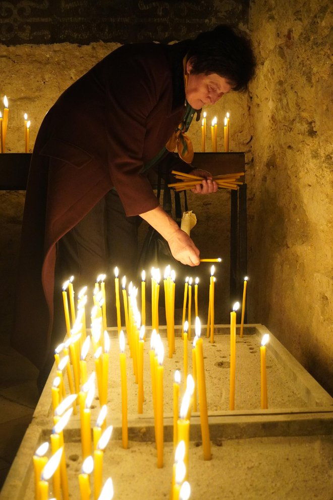 Paljenje svijeća u Crkvi SVetih Otaca Prvog Vaseljenskog Sabpora u Daruvaru /Foto: Tomislav Kukec/MojPortal