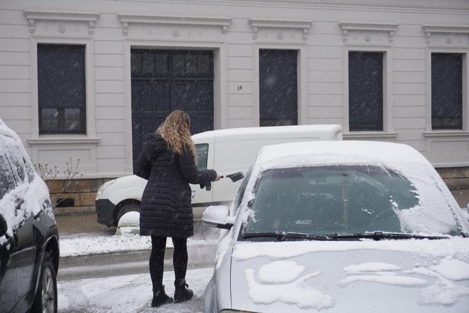 Vozači su morali očistiti svoje limene ljubimce od snijega/ Foto: Tomislav Kukec/MojPortal