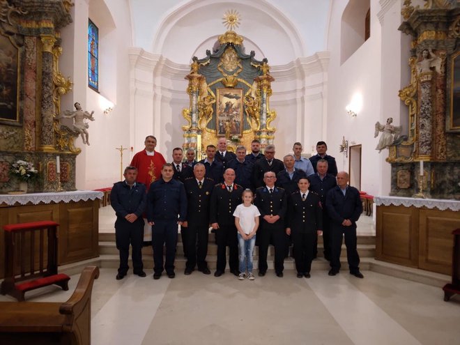 Ilija s vatrogascima u pakračkoj župnoj crkvi na blagdan sv. Florijana/Foto: DVD Pakrac