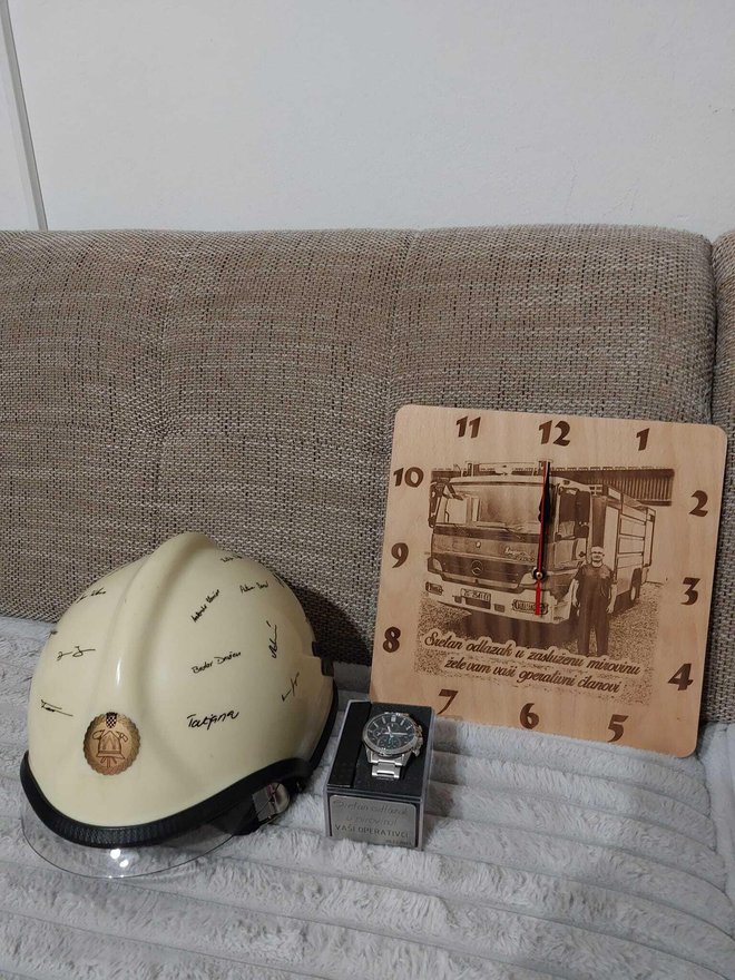 Pokloni koje je Iko dobio od svojih vatrogasaca povodom odlaska u mirovinu/Foto: DVD Pakrac