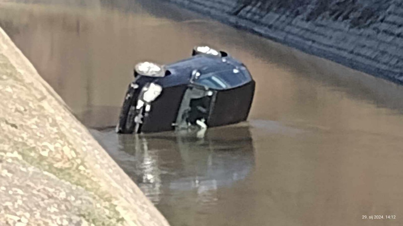 Fotografija: Vozačica je sletjela u rijeku u centru Sirača/ Foto: Čitatelj