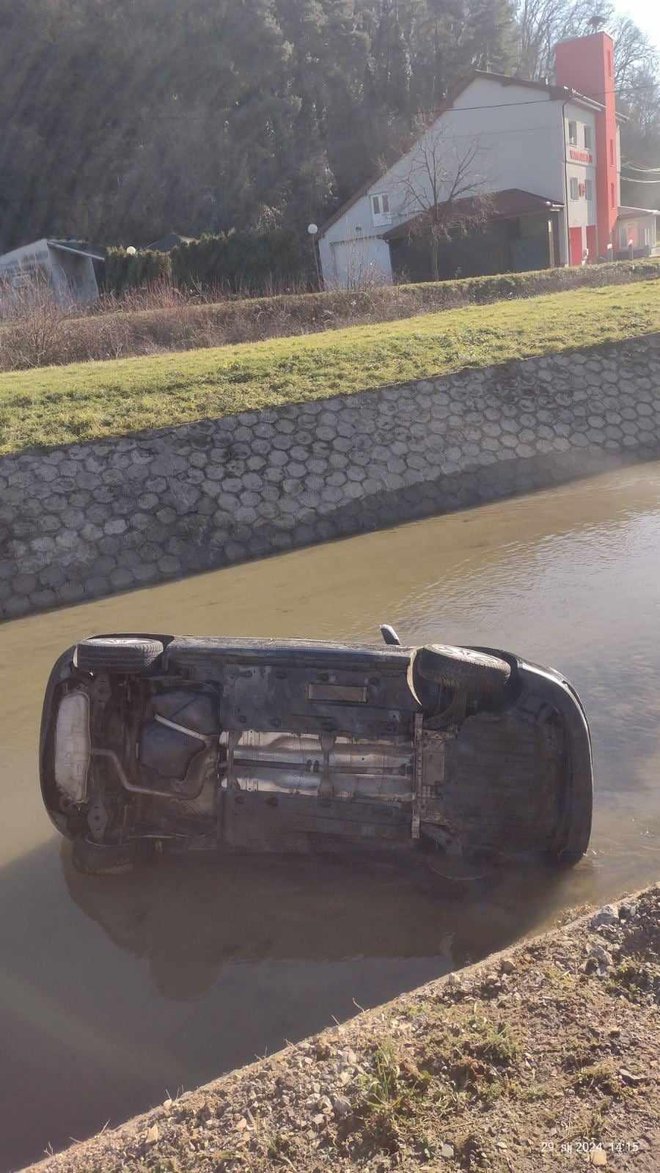 Vozačica je sletjela u rijeku u centru Sirača/ Foto: Čitatelj