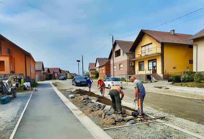 Dok stanje s cestom postaje neizdrživo za vlasnike, radnici rade uglavnom na uredenju nogostupa/Foto: Mario Barać/MojPortal.hr