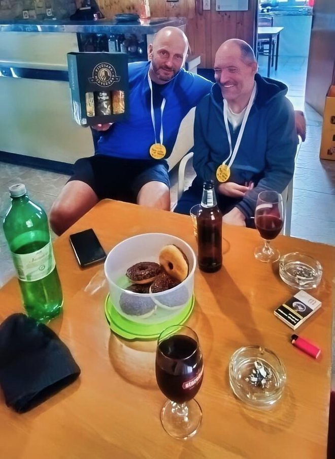 Tomislav s Enizom nakon završetka trčanja 100 milja Papuka/Foto: Privatni album